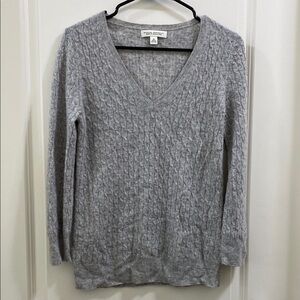 Banana Republic Gray V-Neck Sweater with Long Sleeves and Cable Knit Texture